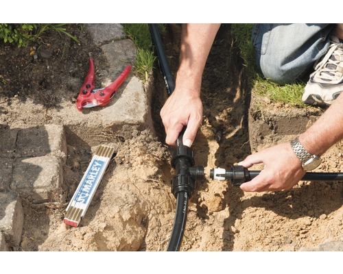 Installation eines Bewässerungssystems im Garten mit Rohren und Verbindungsstücken.