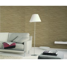 Salon avec canapé, lampadaire et papier peint à motifs