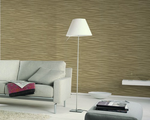 Salon avec canapé, lampadaire et papier peint à motifs