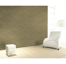 Salon avec papier peint à motifs, fauteuil et décoration