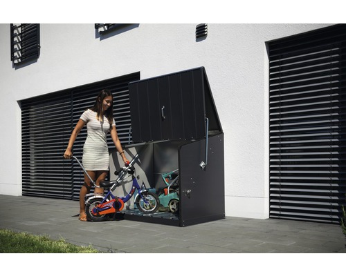 Fahrradbox zur Aufbewahrung von Fahrrädern und Gartengeräten vor einem Wohnhaus