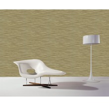 Chambre moderne avec papier peint à motifs, chaise et lampadaire