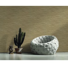 Vue intérieure avec papier peint à motifs, fauteuil, cactus et figurine décorative