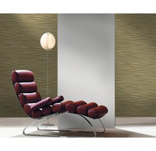 Vue d''une pièce avec papier peint design, fauteuil et lampadaire