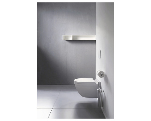 Salle de bains moderne avec WC suspendu, étagère et sol carrelé