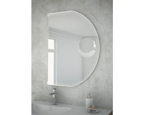 Miroir de salle de bains éclairé avec des bords arrondis au-dessus d''un lavabo