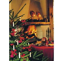 Sapin de Noël avec décoration, éclairage et table festive devant la cheminée