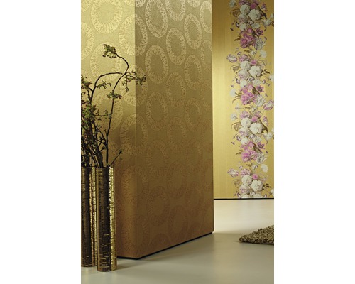 Raumansicht mit verschiedenen Tapetenmustern und einer Vase mit Zweigen.