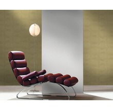 Raumszene mit Sessel, Stehlampe und Wandgestaltung