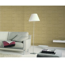 Wohnzimmer mit Sofa, Stehlampe und gemusterter Tapete