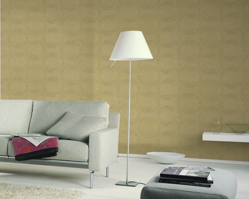 Wohnzimmer mit Sofa, Stehlampe und gemusterter Tapete