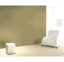 Wohnraum mit gemusterter Tapete, Sessel und Dekoration