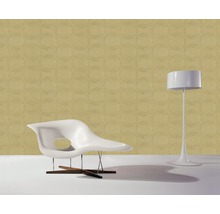 Szene mit gemusterter Tapete, Sessel und Stehlampe