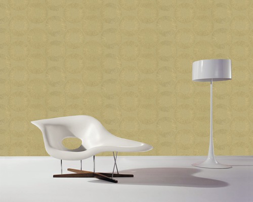 Szene mit gemusterter Tapete, Sessel und Stehlampe