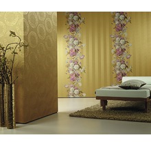 Dekoratives Wohnzimmer mit gemusterten Tapeten, Liege und Teppich