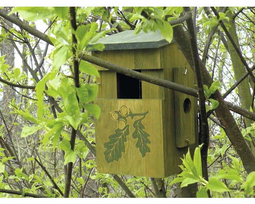 Holz-Nistkasten mit Eichenblattmuster im Baum