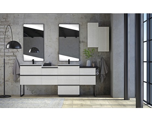 Modernes Badezimmer mit Waschtisch, Spiegeln und Beleuchtung