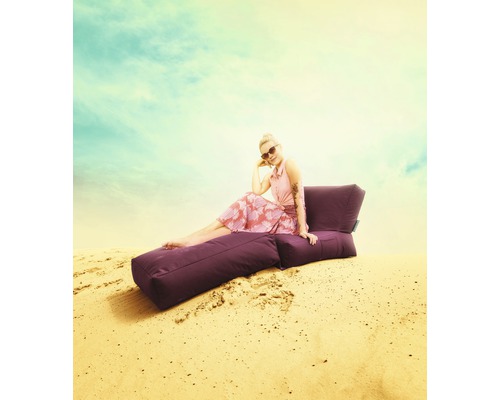 Femme assise sur un pouf violet à l''extérieur