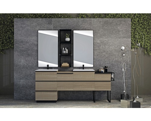 Modernes Badezimmer mit Doppelwaschtisch, beleuchteten Spiegeln und Regalen.