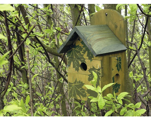 Holz-Vogelhaus mit Blattmotiv im Garten