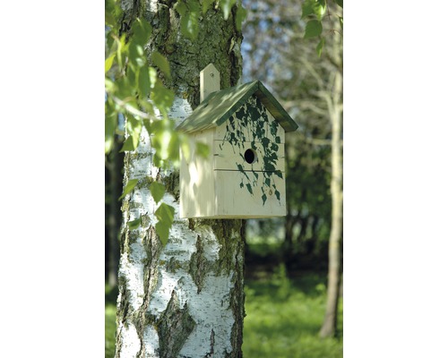 Vogelhaus aus Holz am Baumstamm befestigt