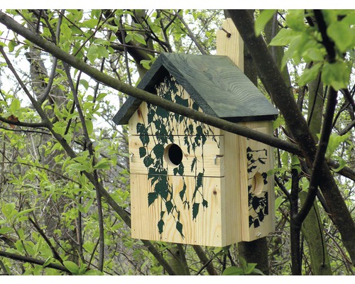 Vogelhaus aus Holz mit Birkenblattmuster im Baum
