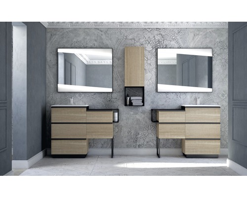 Badezimmer mit Waschtischen, Spiegeln und Hochschrank