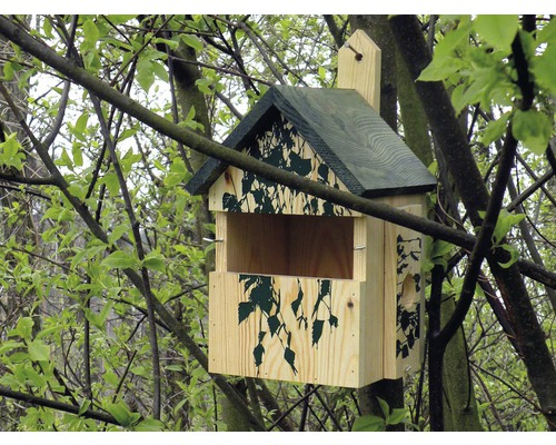 Holz-Nistkasten mit Blattmuster im Baum