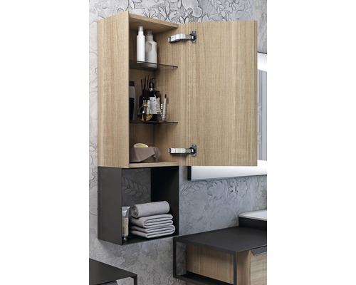 Armoire de toilette ouverte avec étagères et serviettes