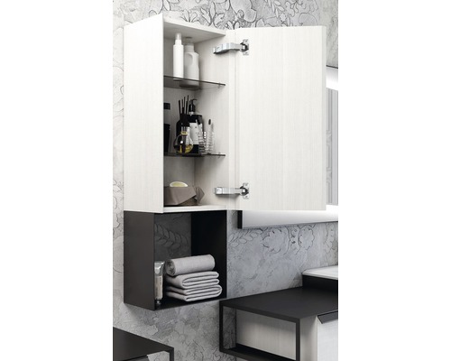 Scène de salle de bains avec meuble haut ouvert avec étagères et serviettes