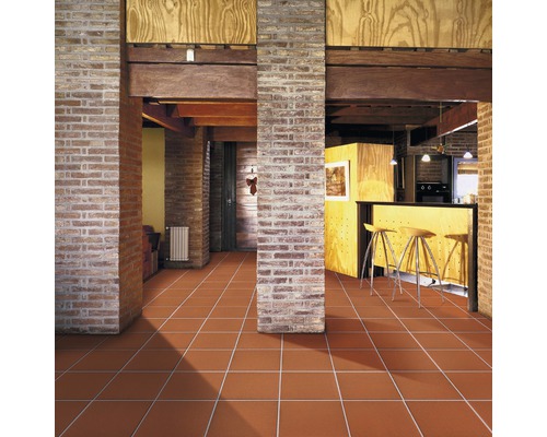 Innenraum mit Bodenfliesen, Backsteinsäulen und Holzbalken
