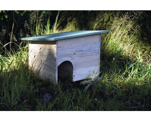 Maison à hérissons en bois dans le jardin