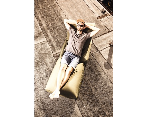 Mann entspannt auf einem Outdoor-Sitzsack