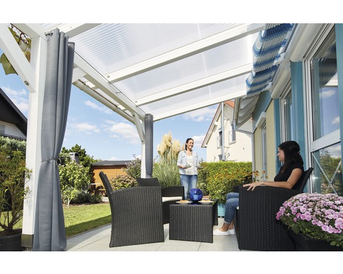 Terrasse mit Terrassenüberdachung, Gartenmöbeln und Vorhängen