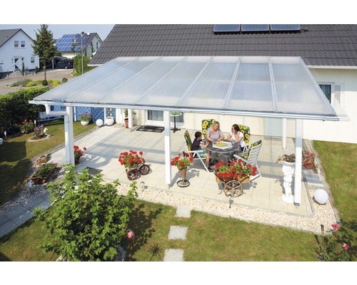 Terrasse mit Überdachung, Sitzgruppe und dekorativen Blumen