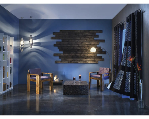 Salon avec deux chaises, une table basse, un lampadaire et des rideaux