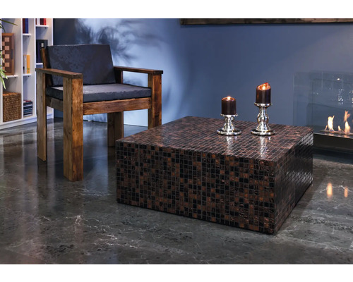 Salon avec fauteuil, table mosaïque carrée et cheminée