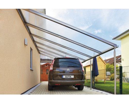 Auto unter einem Carport mit Polycarbonatdach