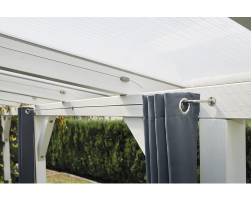 Vue détaillée d''un pavillon avec des rideaux gris