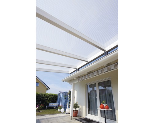 Toit de terrasse en plaques de plastique et cadre en aluminium sur une terrasse