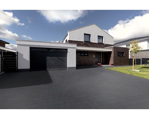 Modernes Wohnhaus mit Garage und gepflasterter Einfahrt