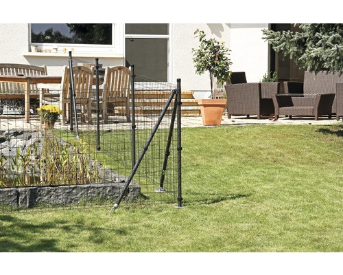 Aufbau eines flexiblen Gartenzauns zur Abgrenzung eines Gartenteichs auf einer Rasenfläche.