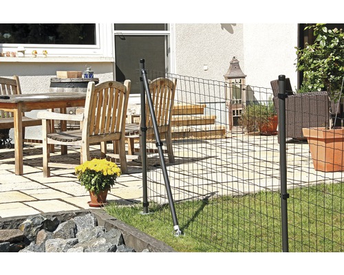 Gartenszene mit flexibler Beeteinfassung aus Kunststoff und Metallpfosten