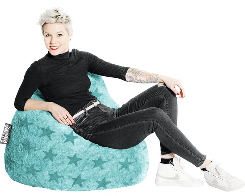 Femme assise dans un pouf turquoise à motifs d''étoiles