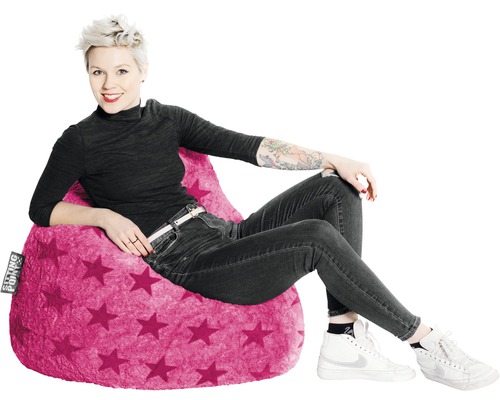 Frau sitzt auf einem pinkfarbenen Sitzsack mit Sternenmuster