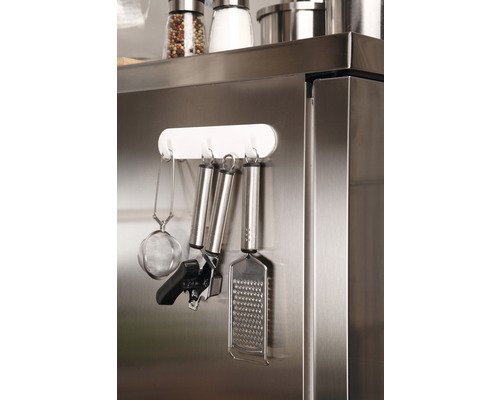 Ustensiles de cuisine sur une bande magnétique sur un réfrigérateur