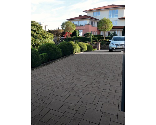 Allée pavée de pavés en béton devant une maison