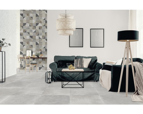 Salon avec carrelage, canapé et décoration