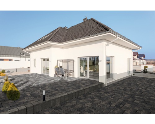 Maison individuelle avec toit foncé et terrasse pavée