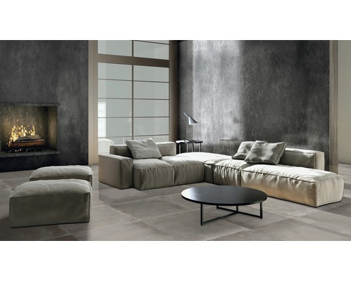 Salon avec cheminée, ensemble de canapés, repose-pieds et carrelage